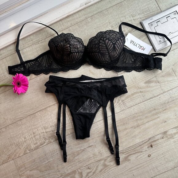 Lingerie set 34A bra and size S panties & suspender belt - Picture 3 of 3